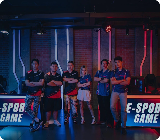 Een esports-team staat samen in een gamingruimte en poseert naast hun opstelling, klaar voor een competitie of teamtraining.