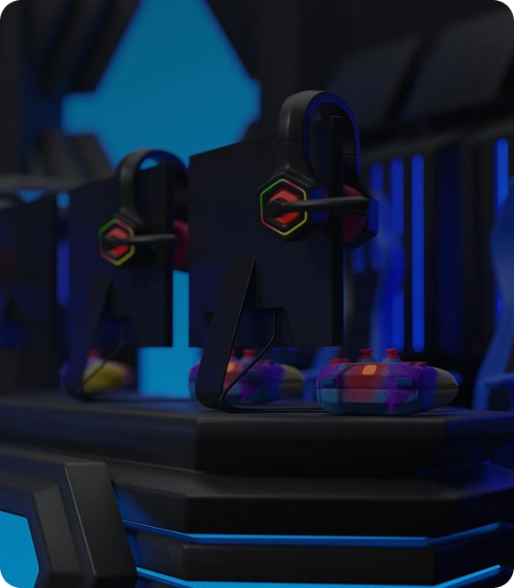 Gamingopstellingen met monitors en controllers staan opgesteld in een moderne esports-ruimte met sfeerverlichting.